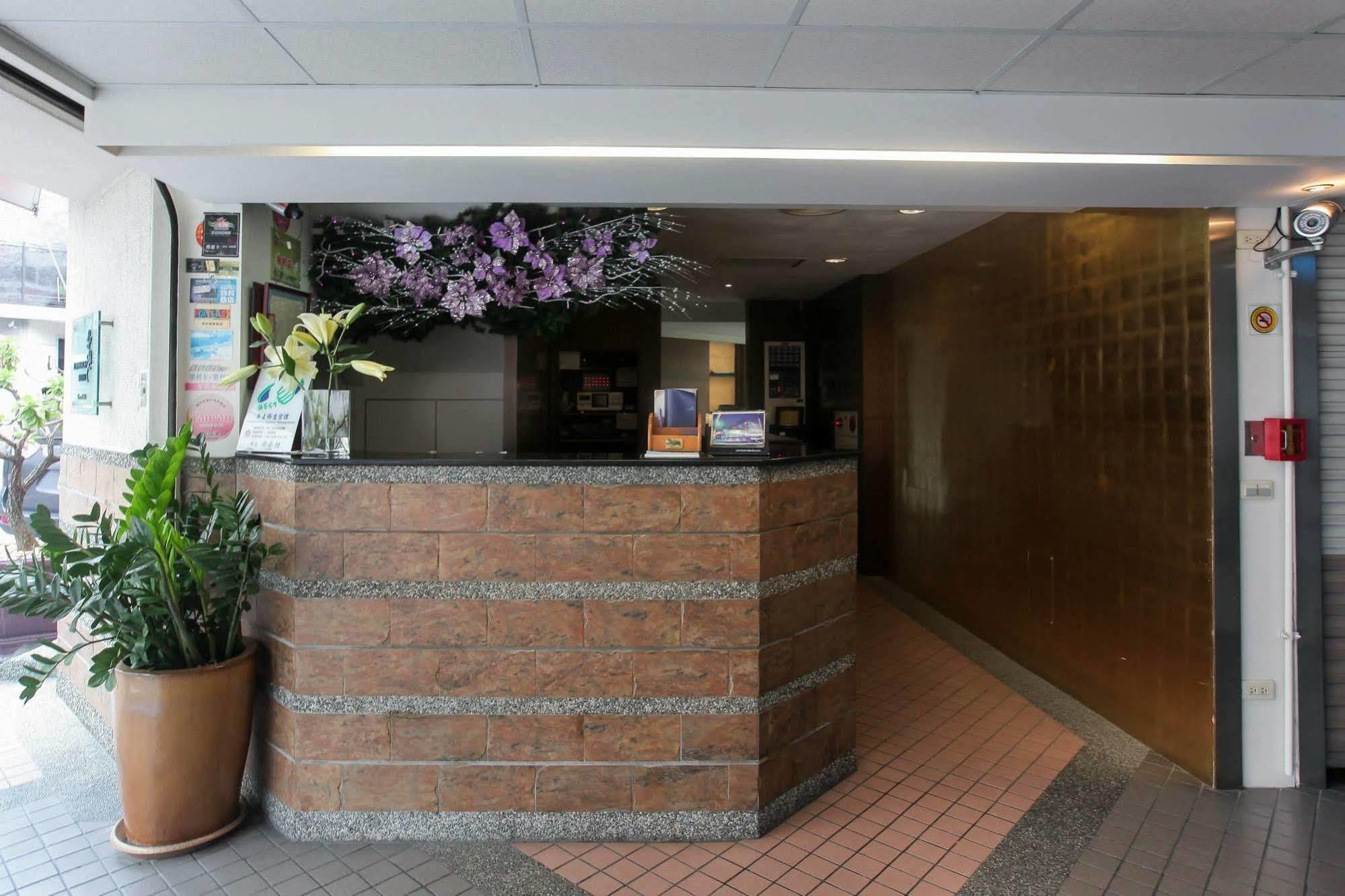 Edinburgh Motel Тайнань Экстерьер фото